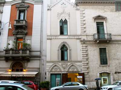 Presenta due ingressi ad arco a sesto acuto sui quali impera ancora lo stemma nobiliare. La facciata, ripartita in tre fasce orizzontali, risulta inquadrata agli estremi da lesene sovrapposte. Spiccano poi le due finestre riccamente modanate e impreziosite da decorazioni plastiche che imitano motivi floreali